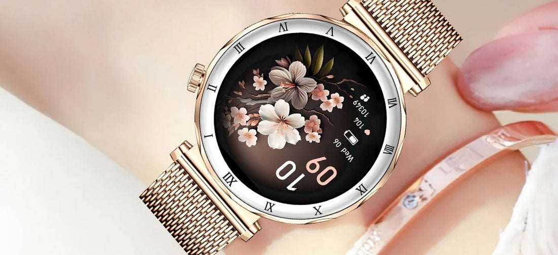 Montre connectée dorée à bracelet maillé portée au poignet