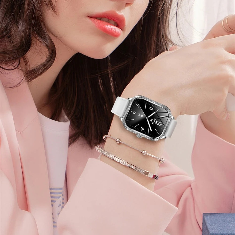 Ligne Cristalie argentée portée, bracelet cuir blanc