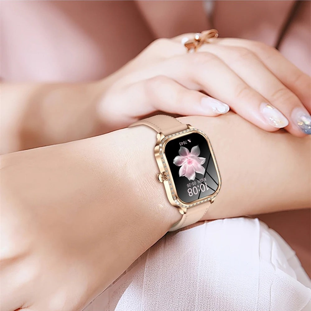 Ligne Cristalie portée, bracelet cuir rose